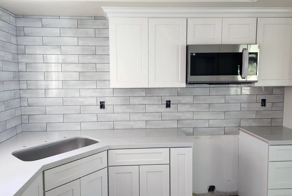 Complete kitchen tile remodeling in Las Flores